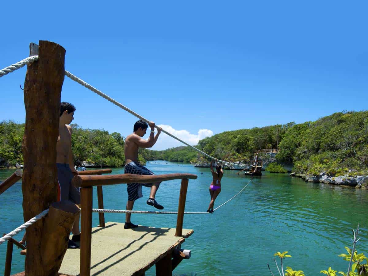 Qué hacer en Tulum, México: Excursión a Xel-Há - Cruzándo el río en el 