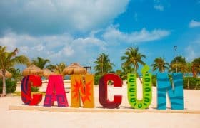 Cancún, México - Logotipo de Cancún en Playa Delfines