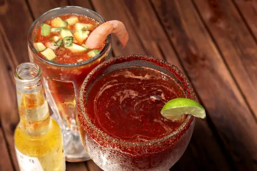 Bebidas mexicanas - Coctél de camarones y cerveza para quitarse la cruda