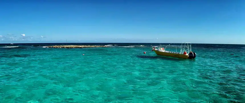 Strand von Playa del Carmen mit kristallklarem Wasser