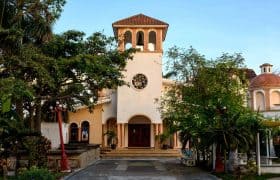 Puerto Morelos, México. Guía túristica. – Iglesia “Parroquia San José Obrero” en el zócalo