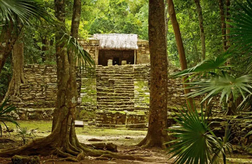 Ruinas mayas en Muyil, México