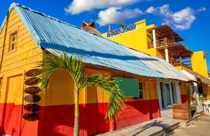 Bunte Häuser in Holbox, Mexiko