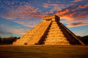 El Castillo (El Pirámide de Kukulkan) al bajar el sol. Chichén Itzá, México