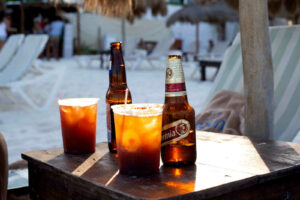 Cervezas en la playa de Puerto Morelos, México